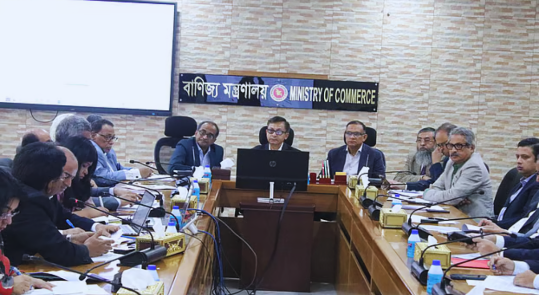 বাণিজ্যমন্ত্রী খন্দকার আবদুল মুক্তাদির, বাণিজ্য প্রতিমন্ত্রী মো. শরীফুল আলম ও বাণিজ্যসচিব মাহবুবুর রহমানের সঙ্গে এক বৈঠকে দেশের বিশিষ্ট শিল্পপতি, ব্যবসায়ী ও গবেষকেরা। আজ বুধবার ঢাকায় বাণিজ্য মন্ত্রণালয়ে। ছবি : বাণিজ্য মন্ত্রণালয়