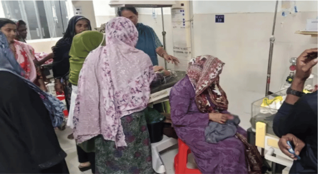 ফরিদপুর মেডিকেল কলেজ হাসপাতালে একসাথে পাঁচ সন্তানের জন্ম দেওয়া তরুণী মা চাঁদনী বেগম ও তাঁর পরিবার | ছবি: সংগৃহীত