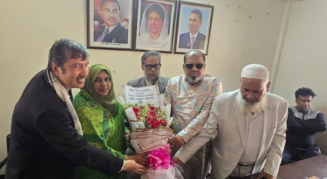 মুন্সিগঞ্জ-৩ আসনের নবনির্বাচিত সংসদ সদস্য মো. কামরুজ্জামানকে ফুল দিয়ে শুভেচ্ছা জানান সরকারি হরগঙ্গা কলেজের অধ্যক্ষসহ শিক্ষকেরা। রোববার দুপুরে মুন্সিগঞ্জ জেলা বিএনপির কার্যালয়ে | ছবি: সংগৃহীত