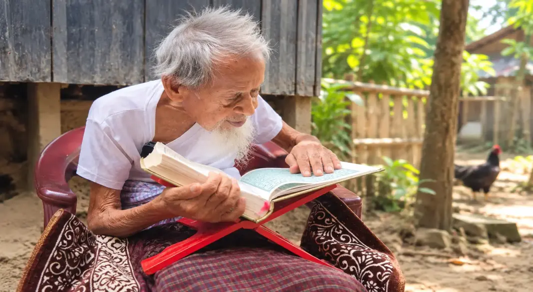 আব্বাস প্রামানিক—বয়সের ভারেও চশমা ছাড়াই কোরআন পড়েন বলে পরিবারের দাবি