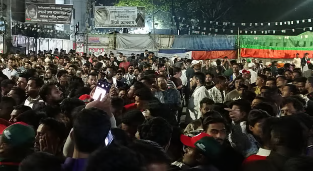 ঢাকা বিভাগীয় কমিশনারের (রিটার্নিং কর্মকর্তা) কার্যালয়ের বাইরে অবস্থান নিয়েছেন ঢাকা–৮ আসনে বিএনপির প্রার্থী মির্জা আব্বাসের সমর্থকেরা। ছবি: সংগৃহীত