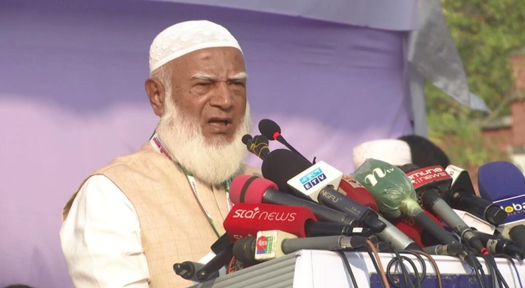 খুলনার সার্কিট হাউজ মাঠে নির্বাচনি জনসভায় বক্তৃতা করছেন জামায়াতে ইসলামীর আমির ডা. শফিকুর রহমান।