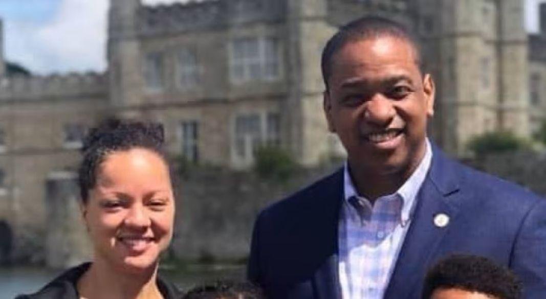 ফেসবুক থেকে প্রাপ্ত এই তারিখবিহীন ছবিটিতে ভার্জিনিয়ার সাবেক লেফট্যানেন্ট গভর্নর জাস্টিন ফেয়ারফ্যাক্স এবং তার স্ত্রী সেরিনা ফেয়ারফ্যাক্সকে দেখা যাচ্ছে।