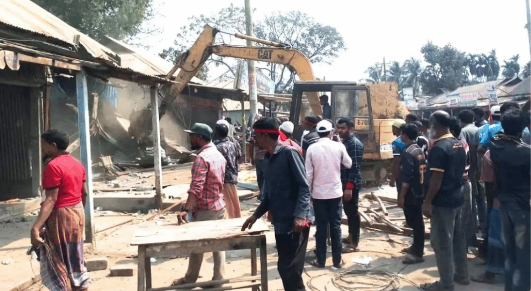 ১৯ বছর পর আদালতের রায়ে উপজেলা আওয়ামী লীগের অফিস ও দোকানঘর উচ্ছেদ করা হয়েছে । ছবি: সংগৃহীত