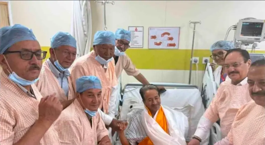 হাসপাতালে চিকিৎসাধীন সোনম ওয়াংচুকের অনশন প্রত্যাহারের সময় উপস্থিত ছিলেন কেন্দ্রীয় মন্ত্রী জে পি নড্ডাসহ অন্যান্য নেতারা। ছবি: সংগৃহীত