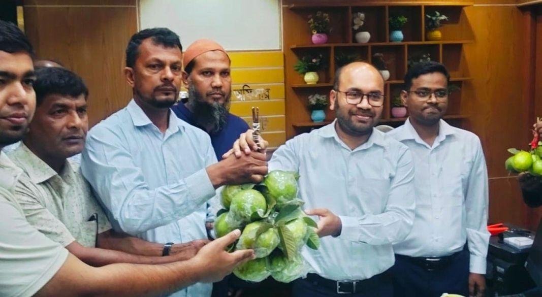 কৃষি কর্মকর্তার সাথে আলোচনা শেষে তাকে পেঁয়ারা উপহার দেন কৃষকরা!