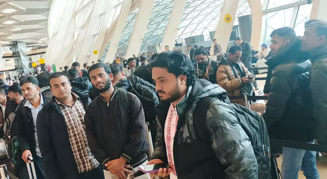 বাকুর হায়দার আলিয়েভ আন্তর্জাতিক বিমানবন্দরে বাংলাদেশিরা। ছবি: সংগৃীত