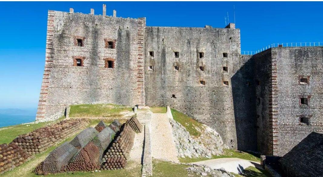 উত্তর হাইতির একটি পর্বতচূড়ায় অবস্থিত একটি বিশাল পাথরের দুর্গ | ছবি: সংগৃহীত