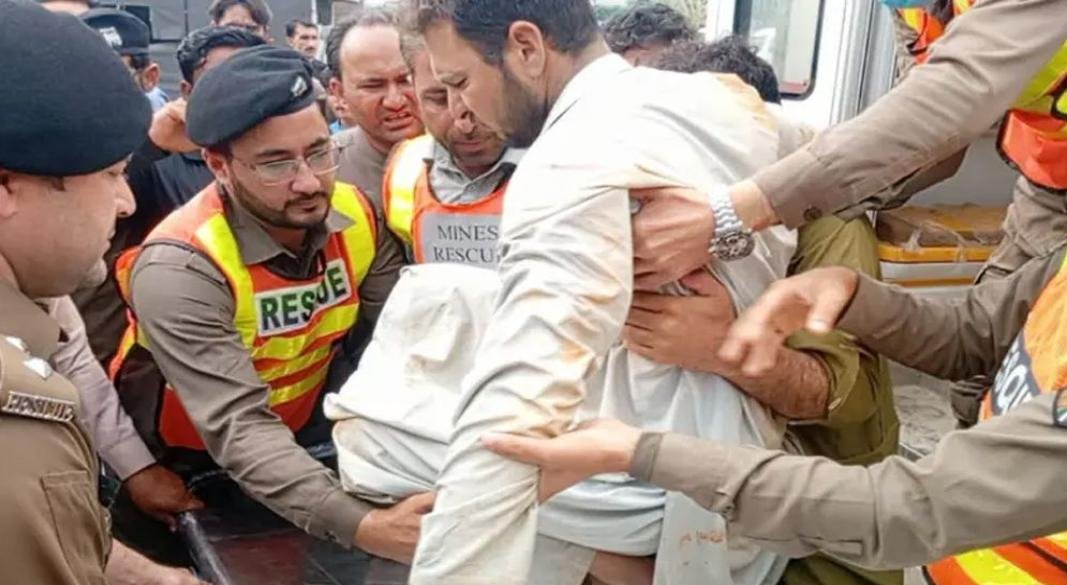 ১৭ দিন পর ধ্বংসস্তূপের নিচ থেকে এক ব্যক্তিকে জীবিত উদ্ধার করা হয়েছে। ছবি: সংগৃহীত