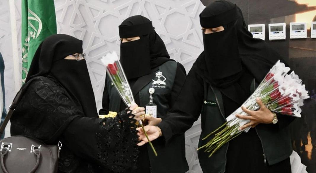 মদিনা বিমানবন্দরে প্রথম দফায় আগত হজযাত্রীদের ফুল উষ্ণ অভ্যর্থনা জানান কর্মকর্তারা | ছবি: সংগৃহীত