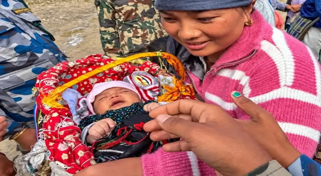 বন্যার সাতদিন পরও হার মানেনি জীবন, ৪৫ দিনের শিশুকে কোলে নিয়ে নিরাপদ আশ্রয়ে উদ্ধারকারী।