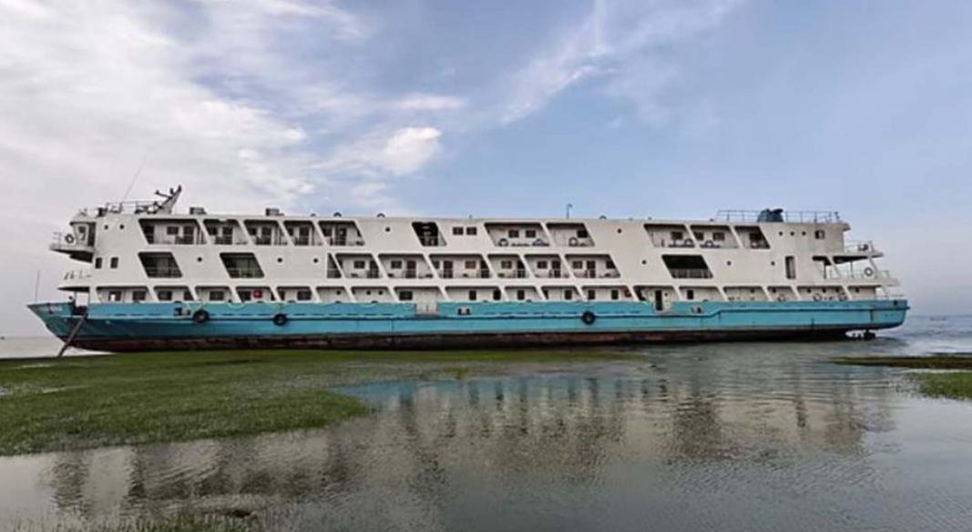 ঢাকার সদরঘাট থেকে নোয়াখালীর হাতিয়ায় যাওয়ার পথে ঝড়ের কবলে পড়ে নিয়ন্ত্রণ হারিয়ে যাত্রীবাহী লঞ্চ এমবি সুগন্ধা ডুবোচরে (বগার চর) উঠে যায়।