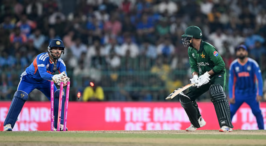 উসমান খানকে স্টাম্পিং করছেন ঈশান কিষান । ছবি: এএফপি