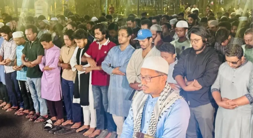 ঢাকা বিশ্ববিদ্যালয়ে খামেনির গায়েবানা জানাজা ।  ছবি: সংগৃহীত