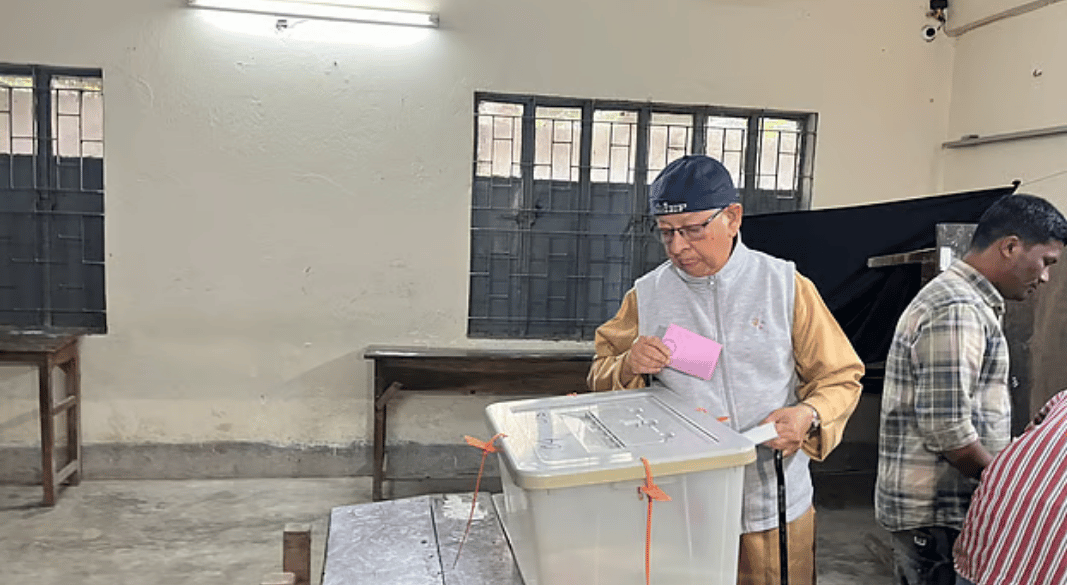 ৭৯ বছর বয়সে প্রথমবার বাংলাদেশের ভোটকেন্দ্রে মাসুদুল আলম