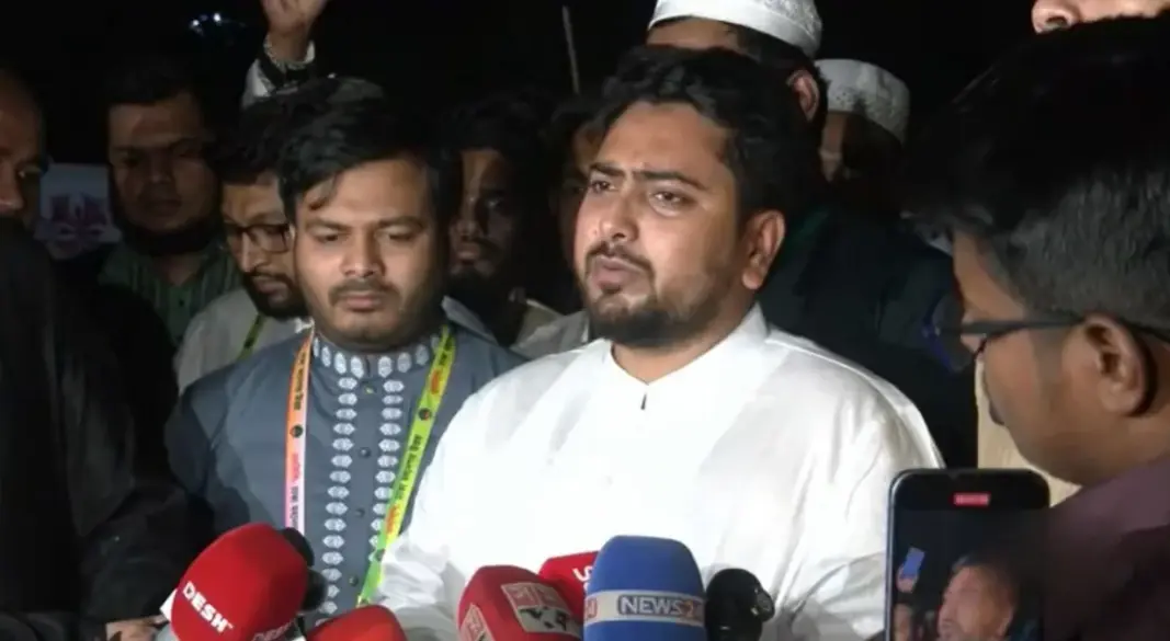 সাংবাদিকদের বিভিন্ন প্রশ্নের জবাব দিচ্ছেন নাহিদ ইসলাম। ছবি: সংগৃহীত