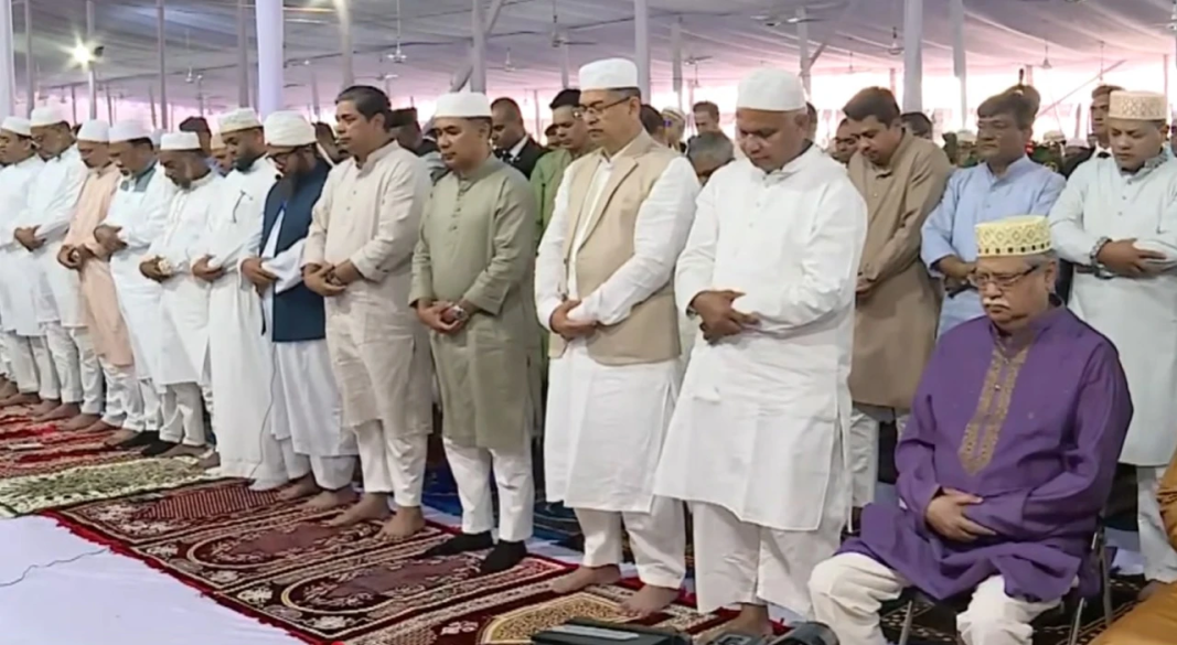 রাজধানীর জাতীয় ঈদগাহ ময়দানে পবিত্র ঈদুল আজহার প্রধান জামাতে অংশ নেন হাজারো মুসল্লি । ছবি: বাসস