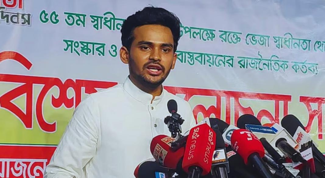 আলোচনা সভায় বক্তব্য দেন সাবেক অন্তর্বর্তী সরকারের উপদেষ্টা আসিফ মাহমুদ সজীব ভুঁইয়া। বৃহস্পতিবার বিকেলে রাজধানীর বাংলামোটরে জাতীয় নাগরিক পার্টির (এনসিপি) কেন্দ্রীয় কার্যালয়ে। ছবি: এনসিপির মিডিয়া উইংয়ের সৌজন্যে