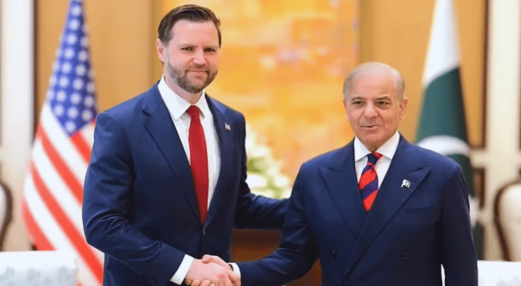 পাকিস্তানের প্রধানমন্ত্রী শাহবাজ শরিফের সঙ্গে মার্কিন ভাইস প্রেসিডেন্ট জেডি ভ্যান্স। ছবি: পাকিস্তানের প্রধানমন্ত্রীর কার্যালয়