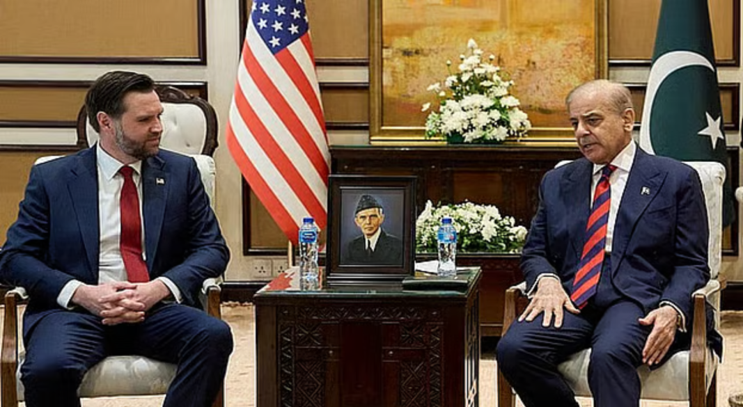 ইসলামাবাদে যুক্তরাষ্ট্র-ইরান আনুষ্ঠানিক শান্তি আলোচনার আগে পাকিস্তানের প্রধানমন্ত্রী শাহবাজ শরিফের সঙ্গে বৈঠক করেন যুক্তরাষ্ট্রের ভাইস প্রেসিডেন্ট জেডি ভ্যান্স। ছবি: সংগৃহীত