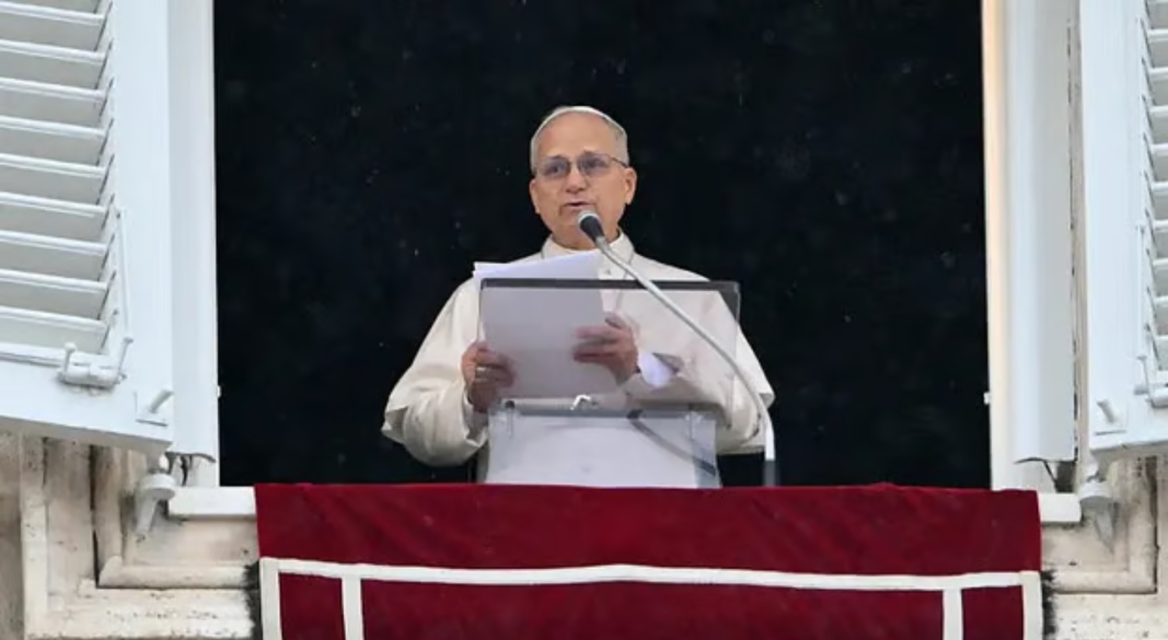 উপস্থিত জনতার উদ্দেশে বক্তব্য দিচ্ছেন পোপ চতুর্দশ লিও। অ্যাঞ্জেলাস প্রার্থনার সময় ভ্যাটিকানের সেন্ট পিটার্স চত্বরের দিকে মুখ করে অ্যাপোস্টলিক প্রাসাদের জানালা থেকে, ২২ মার্চ ২০২৬। ছবি: এএফপি