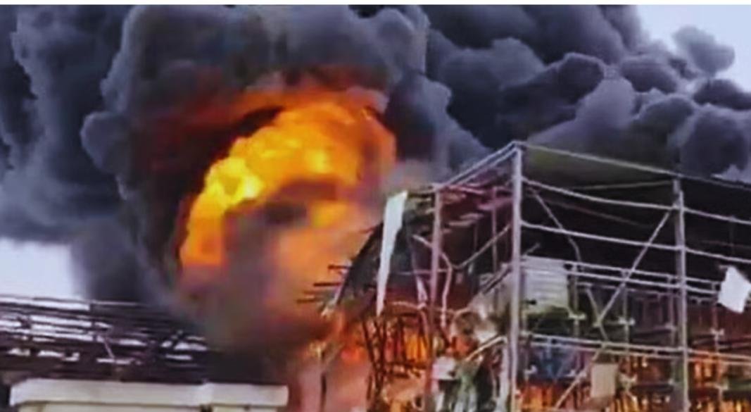 ইরানের ক্ষেপণাস্ত্র হামলায় ইসরায়েলের বিরসেবায় শিল্পাঞ্চলে আগুন। ইসরায়েল, ২৯ মার্চ। ছবি: টাইমস অব ইসরায়েল