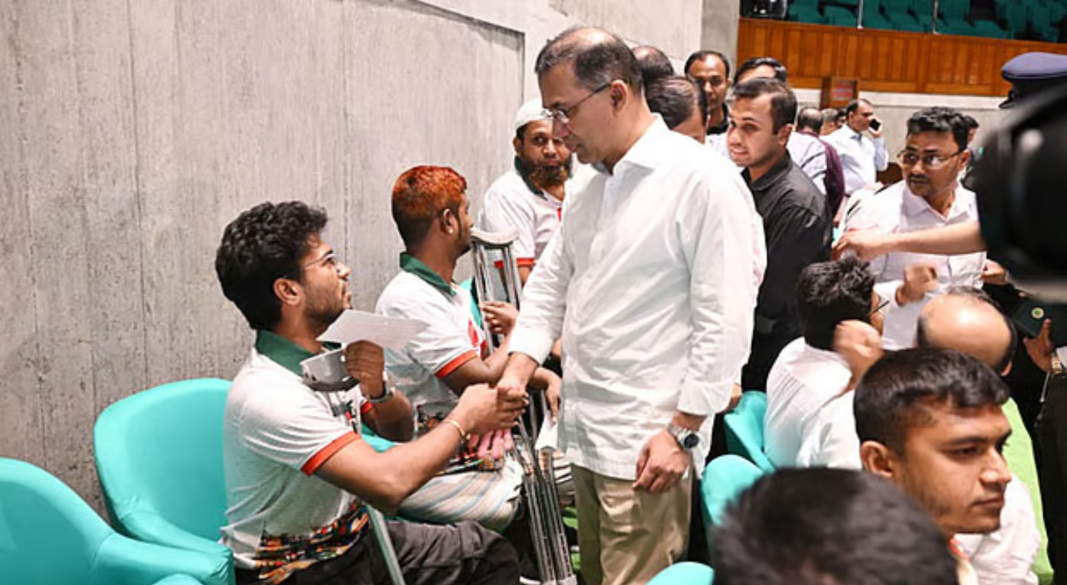 সংসদ অধিবেশনের ফাঁকে দর্শক গ্যালারিতে শহীদ পরিবার ও আহত ব্যক্তিদের সঙ্গে দেখা করেন প্রধানমন্ত্রী তারেক রহমান। ছবি: প্রধানমন্ত্রীর কার্যালয়