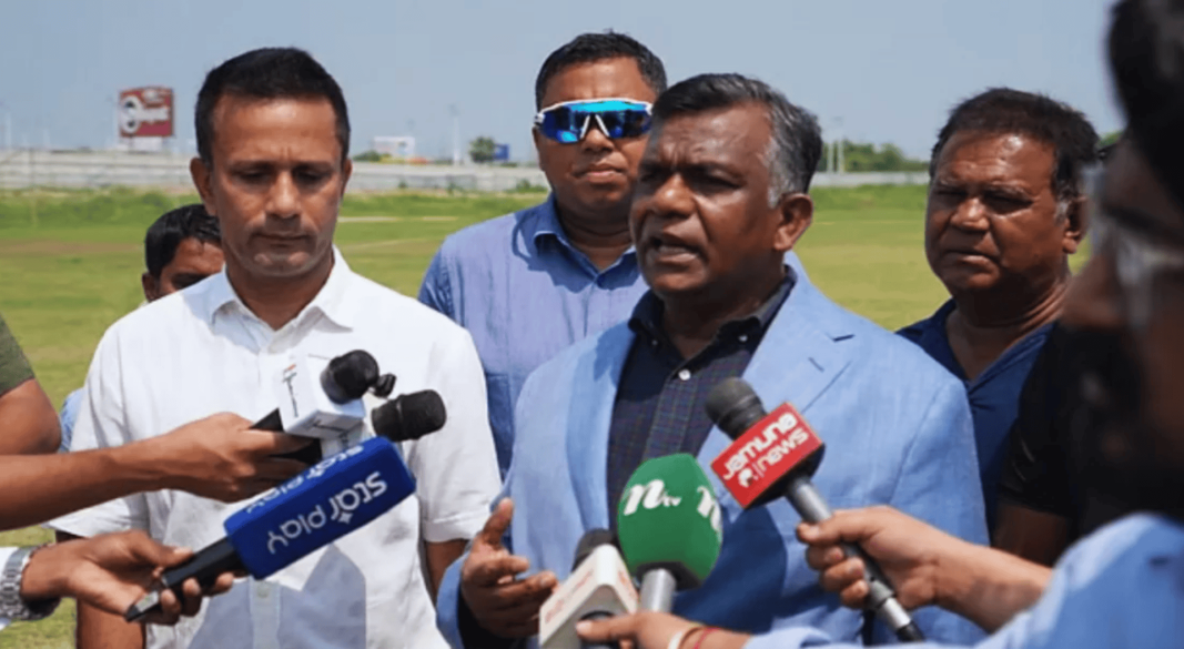 খালেদ মাসুদকে সঙ্গী করে পূর্বাচলে মাঠ পরিদর্শনে গিয়েছিলেন আমিনুল ইসলাম