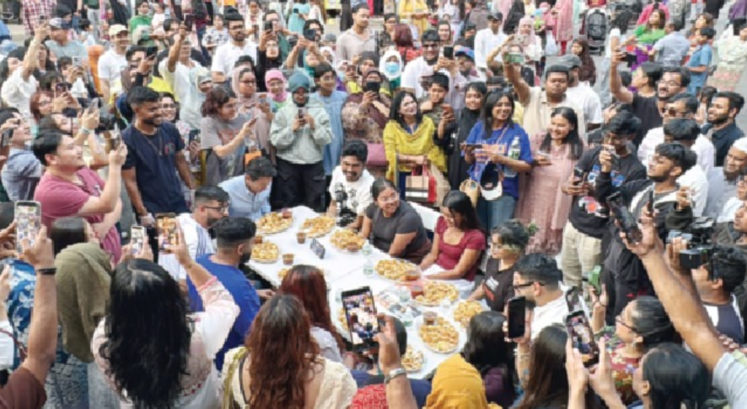 নিউইয়র্কের জ্যামাইকায় ‘ভালো’ আয়োজিত মেলায় দর্শনার্থীদের উপচে পড়া ভিড় ও মেলা’য় চটপটি খাওয়া প্রতিযোগিতার একটি দৃশ্য । ছবি: সংগৃহীত