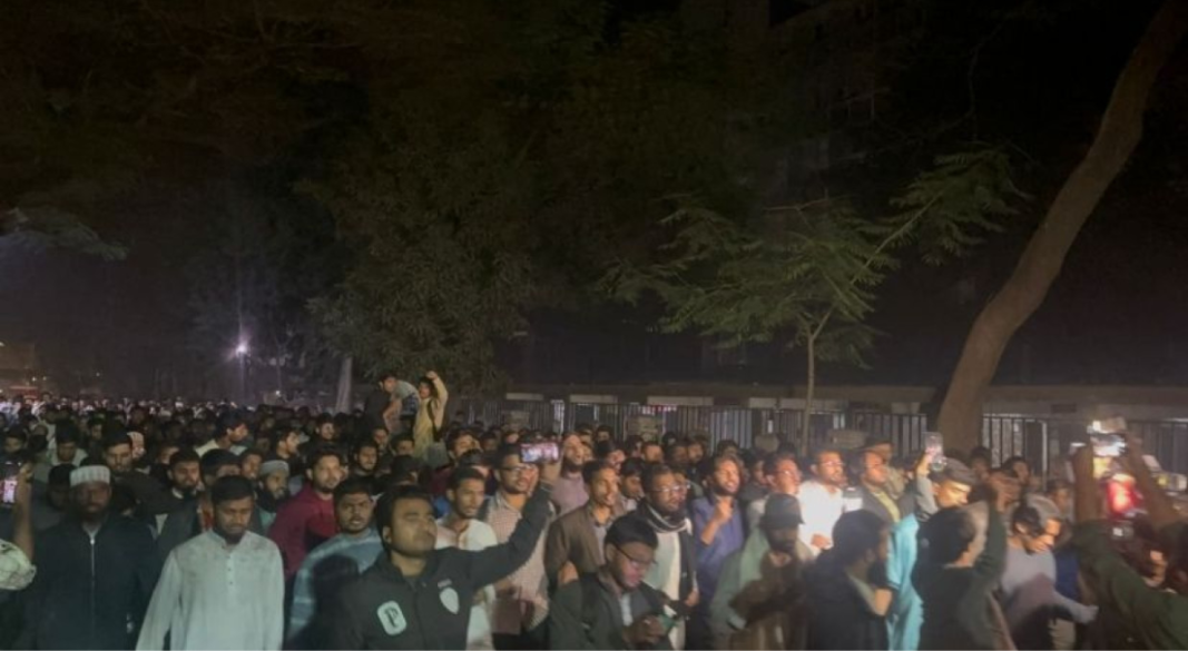 মধ্যরাতে ঢাবিতে মিছিল