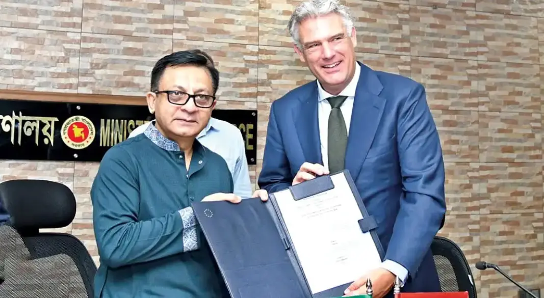 স্বাক্ষরিত স্মারক ছবি:সংগৃহীত