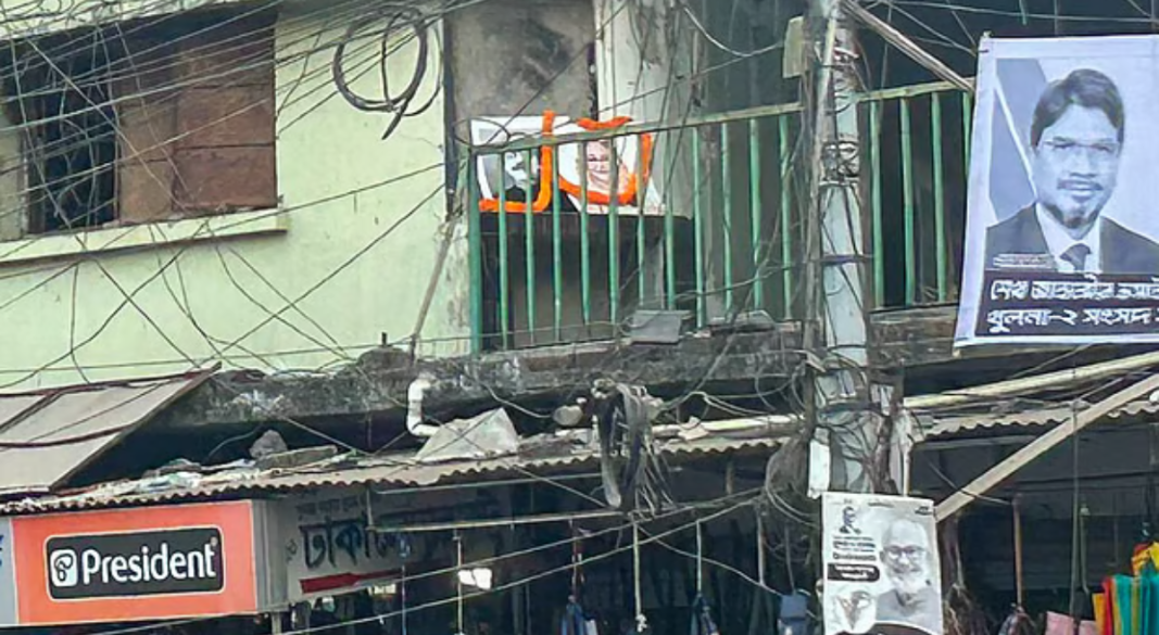 দলীয় কার্যালয়ে প্রবেশ করে শেখ মুজিবুর রহমান ও শেখ হাসিনার ছবিতে ফুলের মালা দেন নেতা-কর্মীরা। আজ রোববার বিকেলে খুলনা নগরের লোয়ার যশোর রোডের শঙ্খ মার্কেট এলাকায়। ছবি: সংগৃহীত