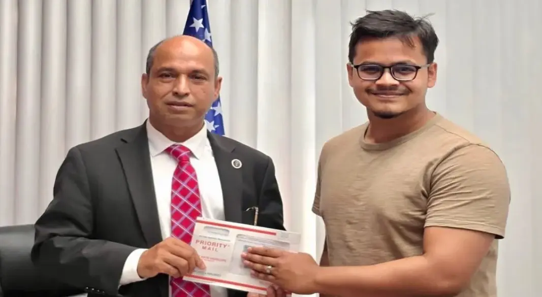 ইমিগ্রেশন অ্যাটর্নি মঈন চৌধুরীর সহযোগিতায় যুক্তরাষ্ট্রের গ্রিন কার্ড পেয়েছেন এক বাংলাদেশি তরুণ। ছবি: সংগৃহীত