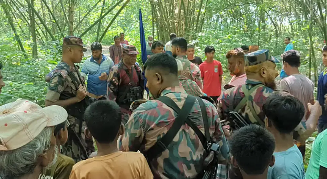 বাংলাদেশি কৃষককে বিএসএফ ধরে নেওয়ার পর দুই ভারতীয়কে ধরে আনল গ্রামবাসী