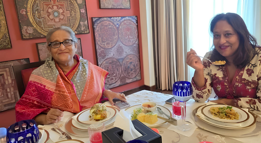 সাবেক প্রধানমন্ত্রী শেখ হাসিনা ও তার মেয়ে পুতুল I ছবি: সংগৃহীত