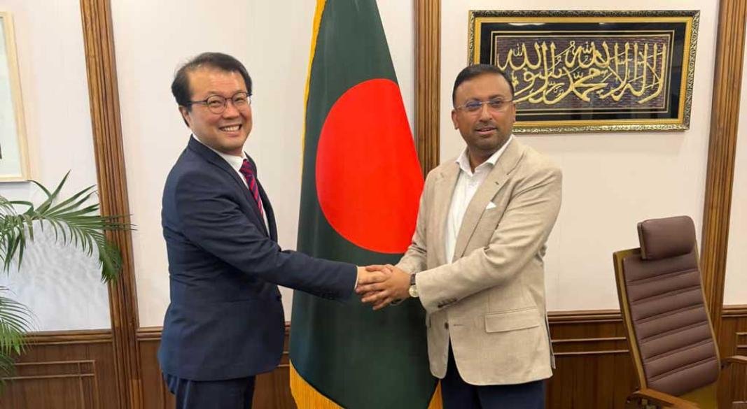 ঢাকায় নিযুক্ত দক্ষিণ কোরিয়ার রাষ্ট্রদূত জি জুন কিমের সঙ্গে প্রধানমন্ত্রীর পররাষ্ট্র বিষয়ক উপদেষ্টা হুমায়ুন কবিরের সৌজন্য সাক্ষাৎ। ছবি: বিএনপি মিডিয়া সেল