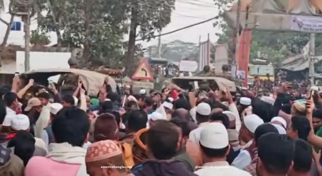 সেনা-পুলিশের সদস্যরা ঘটনাস্থলে এসে পরিস্থিতি নিয়ন্ত্রণে আনে
