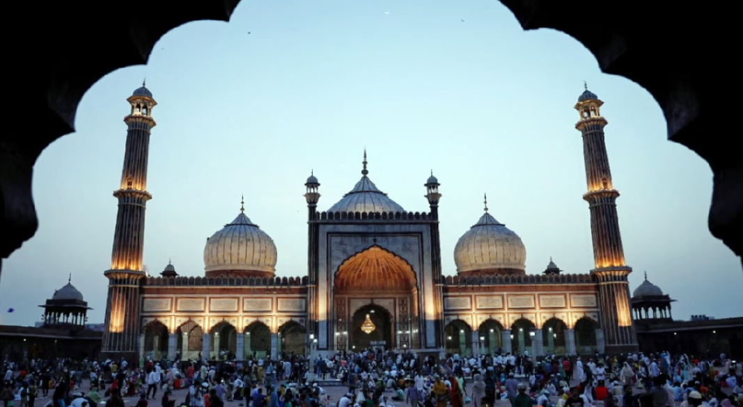 দিল্লির জামা মসজিদের সামনে ইফতার করছেন মুসল্লিরা। ছবিটি ২০২৫ সালের। ছবি: রয়টার্সের সৌজন্যে