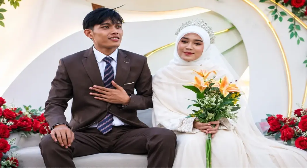বিয়ের পোশাকে ইউসরন আজ্জাহিদি ও জিয়াদাতুর রাহমা, যারা তাদের সাবেক শিক্ষকের বিরুদ্ধে আইনি লড়াই চালিয়ে যাচ্ছেন। গ্রাফিক্স: আমেরিকা বাংলা