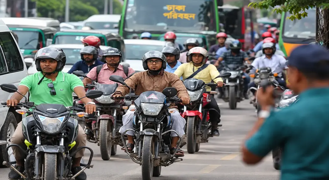 মোটরসাইকেলের পেছনে ডিজিটাল নম্বরপ্লেটের পাশাপাশি সামনে ম্যানুয়াল নম্বরপ্লেট লাগানোর নির্দেশ দিয়েছে বিআরটিএ। ছবি: সংগৃহীত