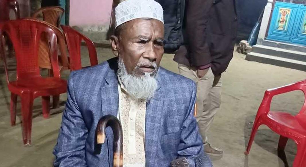 রংপুরে আবু সাঈদের বাবা মকবুল হোসেন।