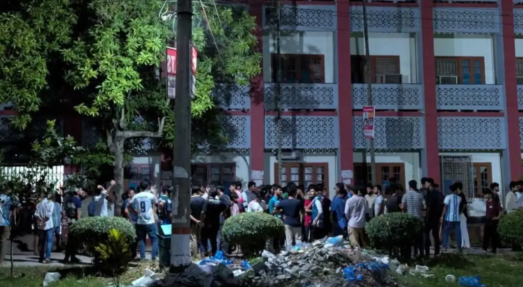 চেয়ারে বসা নিয়ে রাবির দুই বিভাগের দফায় দফায় সংঘর্ষ, আহত ৪
