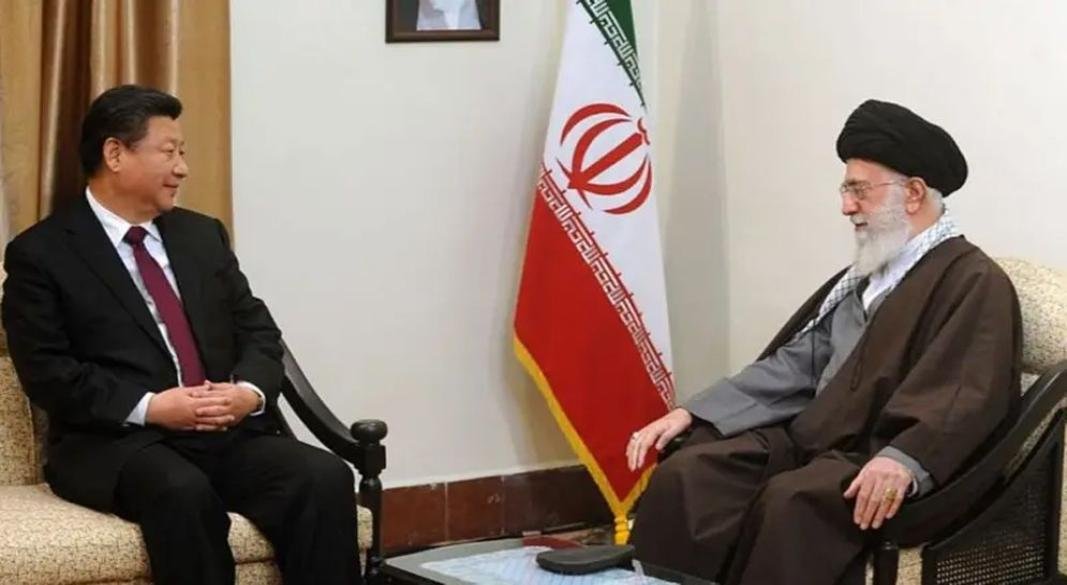 চীনের রাষ্ট্রপতি শি জিনপিং এবং ইরানের সর্বোচ্চ নেতা আয়াতুল্লাহ আলী খামেনি।