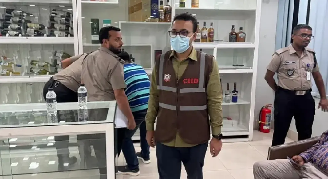 অননুমোদিত গুদামে শুল্কমুক্ত মদ মজুত রাখার অভিযোগে টস বন্ড প্রাইভেট লিমিটেডের গুদামে কাস্টমস গোয়েন্দাদের অভিযান। ছবি: সংগৃহীত