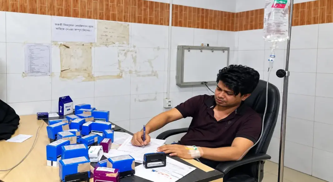 চিকিৎসক সংকট বাম হাতে স্যালাইন চলছে, ডান হাতে প্রেসক্রিপশন লিখছেন অসুস্থ ডা.