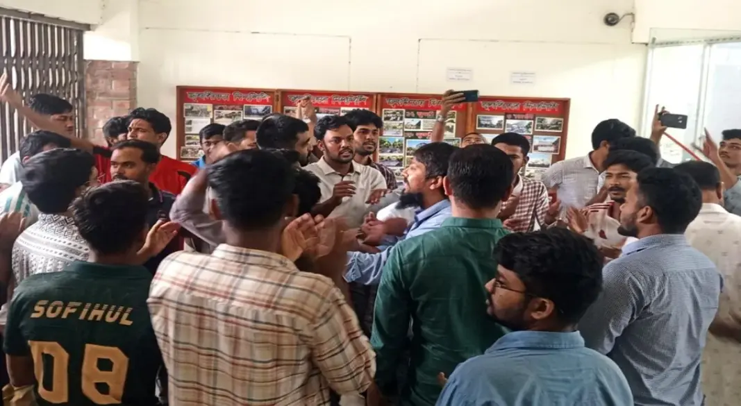 জুলাই গণঅভ্যুত্থ্যান দিবস অনুষ্ঠানে দাওয়াত না পেয়ে হট্টগোল করে পাবিপ্রবি শাখা ছাত্রদলের নেতাকর্মীরা। ছবি : নিজস্ব প্রতিনিধি