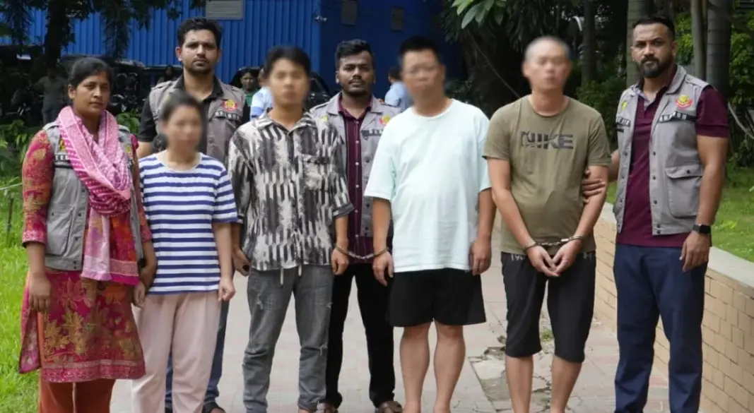 বসুন্ধরা আবাসিক এলাকায় চীনা চক্রের আস্তানায় ডিবির অভিযানে ৪ সদস্য গ্রেপ্তার। ছবি: সংগৃহীত