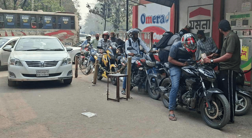 দীর্ঘ লাইনে তেলের জন্য অপেক্ষা, সরবরাহ হচ্ছে মাত্র নির্ধারিত পরিমাণ