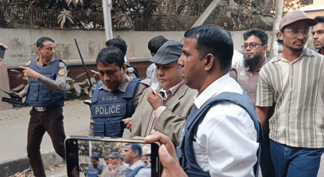 ধানমন্ডি ৩২ এলাকায় ঢাবি শিক্ষকসহ পাঁচজন আটক