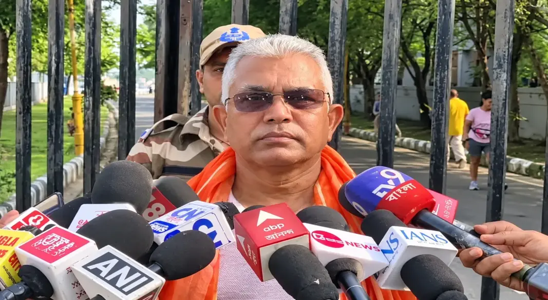 ভারতের প্রধান নির্বাচন কমিশনারের অপসারণের দাবিতে চলমান আন্দোলনে বাংলাদেশের ইন্ধন রয়েছে বলে অভিযোগ তুলেছেন দিলীপ ঘোষ। ছবি: সংগৃহীত